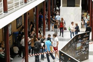 Estudiantes del Campus de la UAL en el pasillo central de uno de los edificios. tyle>.apqj