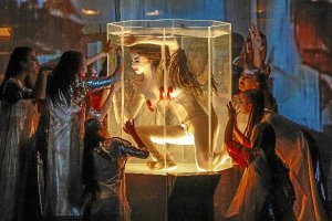 Un momento del montaje escénico de La Fura dels Baus.e;clip:rec