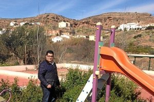 Pérez en el parque infantil del Llano del Espino.e;clip:rect(46