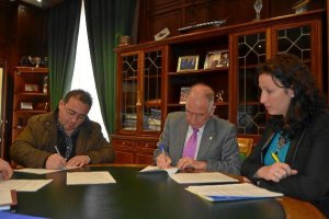 Firma del contrato en la Diputación de Almería.