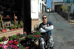  Francisco Javier González Carmona, en la Plaza Mayor de la Alpujarra.tyle>.apqj{position: