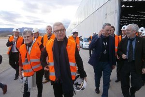 El arquitecto Daniel Libeskind junto a su mujer en la fábrica de Dekton.tyle>.apqj{positio