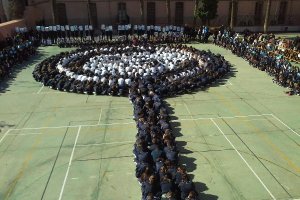 Escolares dibujan una piruleta con poderes mágicos a favor de los niños con cáncer.tyle>.a