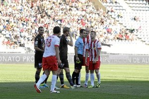 Velasco Carballo en el Almería-Levante de la primera vuelta.e;c