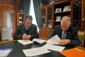 Momento  de la firma del contrato de las obras.