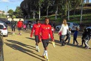 Nelson saliendo al campo Anexo con sus compañeros e;clip:rect(4