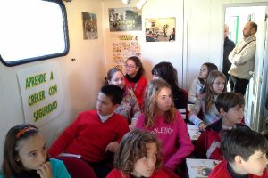 Niños del CEIP Ginés Morata en el autobús de la prevención.e;cl