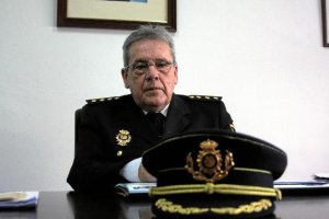 Angel Fernández, el Comisario Jefe de la Policía Nacional en El Ejidotyle>.apqj{position:a