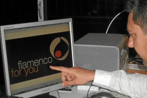 Marcos Escánez muestra el logotipo del proyecto “Flamenco for You”.tyle>.apqj{position:abs