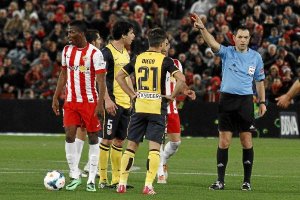 Una jugada del partido con el árbitro cántabrox