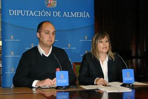 El diputado de IU junto a la portavoz del PSOEx