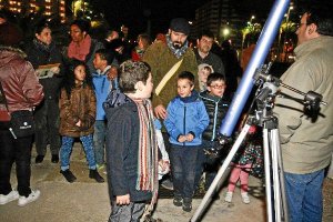 Los niños fueron los primeros en observar la Luna, Júpiter y algunas estrellas.tyle>.apqj{