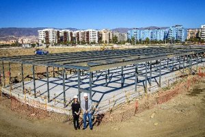 Celia Rubio y Darío Salguero en la parecela donde se está construyendo Liceo Erasmus.tyle>