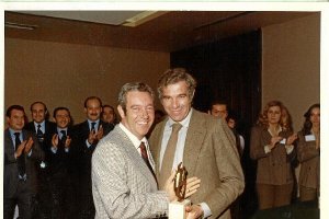 Luis Aragonés entregando un premio a José María Maguregui.e;cli