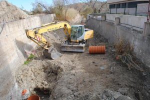 Trabajos en la Avenida de la Legión para mejorar el saneamiento del municipio.tyle>.apqj{p