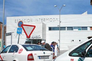 Taxis en la parada situada en la Estación Intermodal de Almería.tyle>.apqj{position:absolu