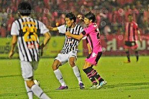 José Galán presionando a Teerasil Dangda en Tailandia.e;clip:re