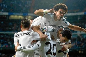 Fiesta blanca en el Bernabéu con el Real Madrid hundiendo al campeón.tyle>.apqj{position:a