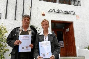 El coordinador de IU, Carlos Rodríguez, y la portavoz de Mojácar Positiva se Mueve, Jessica Simpson.