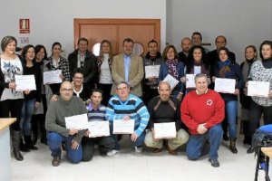 Los alumnos posan con su diploma.o,46