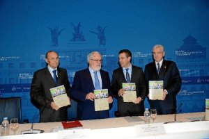 Cañete felicitó a los 25 autores del libro de Cajamar por el resultado alcanzado.tyle>.apq