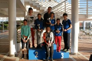 Los vencedores en el podio con los trofeos conseguidos.e;clip:r