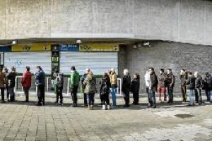 Colas en el Estadio de El Sardinero para hacerse abonado del Racing.tyle>.apqj{position:ab