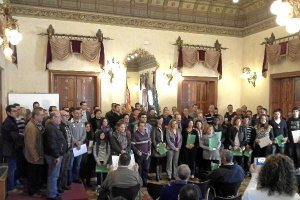 Foto de familia de la Junta con los agricultorese;clip:rect(469