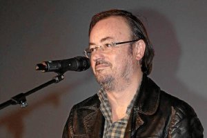 Manuel Martín Cuenca con su medalla del CEC (Foto: Antonio Santos)tyle>.apqj{position:abso