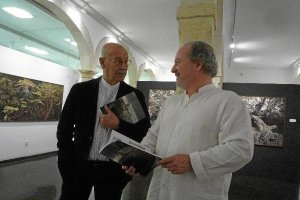 Mellado junto a Pablo Juliá y su obra, ayer en el CAF.e;clip:re