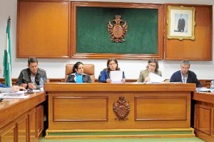 La alcaldesa y el equipo de Gobierno durante el último Pleno de Mojácar.tyle>.apqj{positio