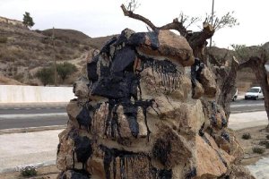 Estado de la fuente manchada con pintura negra.