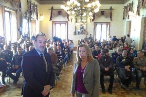 La delegada del Gobierno y el de Agricultura antes de entregar hoy las resolucionestyle>.a