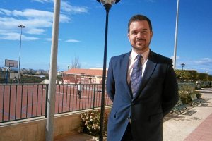 Juan José Ramírez, en el patio del SEK-Alborán, en Almerimar.e;