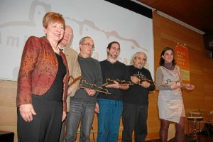 La presidenta de Amigos de La Alcazaba, con los galardonadose;c