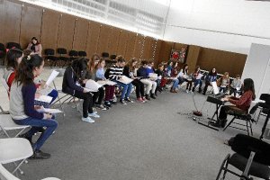 Ensayos del coro infantil de infantil de la OCAL. e;clip:rect(4