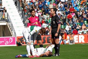 El árbitro en el Elche Almeríao,469px