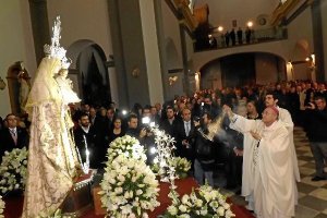 Mons. Adolfo González inciensa la imagen de la Virgen tras la coronación.tyle>.apqj{