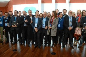 La delegación almeriense posa junto a Javier Arenas y los ministros Arias Cañete y Montoro ayer sába