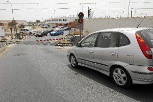Paso a nivel en las vías de ferrocarril de la capital a su paso por El Puche. tyle>.apqj{p