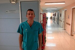 Antonio Huete en los quirófanos en Torrecárdenas. e;clip:rect(4
