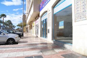 Una oficina de Roquetas cerrada. Desde 2008 han clausurado 25 de ellas.tyle>.apqj{position