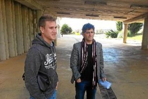 Raúl García con su agenteo,469px);}</