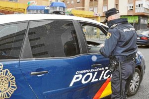 Seguridad Ciudad, patrulla de la Policía en Almeríae;clip:rect(