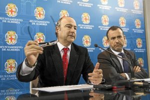 Luis Rogelio Rodríguez-Comendador y Pablo Venzal en rueda de prensatyle>.apqj{position:abs