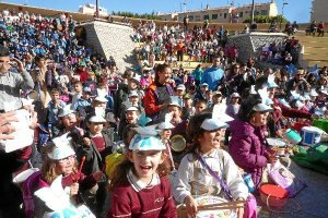 El Anfiteatro de la Rambla se llenó de alegría y ruido de tambores por la Paz.tyle>.apqj{p