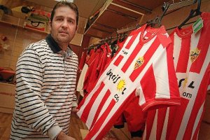 Alberto Benito tiene preparada la camiseta para el nuevo refuerzo.tyle>.apqj{position:abso