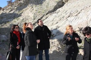 La delegada (segunda por la derecha) junto a parte de la Corporación municipal.tyle>.apqj{