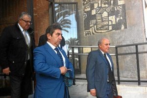 Francisco Barea sale de la Audiencia junto al abogado Juan Marfiltyle>.apqj{position:absol