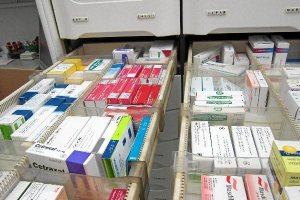 Fármacos organizados por principios activos en unos estantes de farmacia.tyle>.apqj{positi